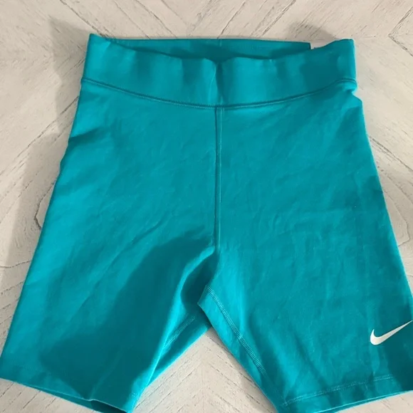 Nike Sportswear Classic Women’s High Waisted 8” Biker Shorts, Size Medium. New! - Picture 2 of 11
